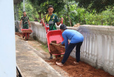 Satgas TMMD 127 Kodim Sumenep Lakukan Pengurukan Lantai Masjid