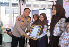 Kapolres Gresik Apresiasi Guru dan Siswa Berprestasi SLB Kemala Bhayangkari 2