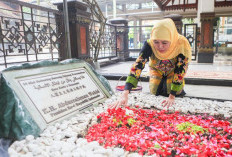 Jelang Idulfitri, Khofifah Sowan ke Tebuireng dan Tambakberas Jombang