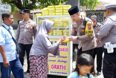 Jumat Berkah, Polisi Bagikan Makanan Gratis