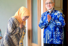 Kenang Try Sutrisno, Khofifah Instruksikan Pengibaran Bendera Setengah Tiang Selama Dua Hari