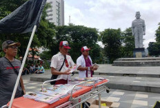 Aksi Satire Seniman Surabaya Kenang Siswa SD di NTT dengan Membagikan Ratusan Buku dan Pena
