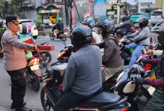 Kapolsek Gedangan Bagikan Ratusan Takjil ke Masyarakat