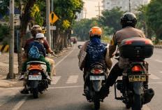 Kapolsek Wonocolo Bantu Ibu yang Motornya Mogok agar Anak Tetap Bisa Sekolah