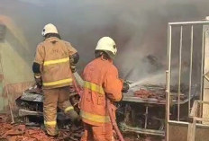 Ledakan Iringi Kebakaran Rumah di Sambi Arum Surabaya, Dua Mobil Hangus