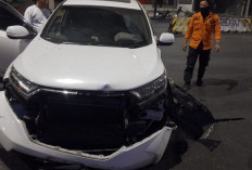 Mengantuk, Honda CR-V Tabrak PJU dan Pohon di Jalan HR Muhammad Surabaya