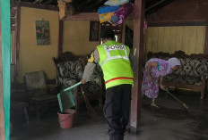 Polisi Ngawi Bantu Bersihkan Rumah Warga Terdampak Banjir di Pitu