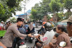 Ramadan Peduli, Polsek Taman Bagikan Takjil untuk Masyarakat