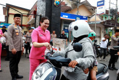 Sapa Warga, Polres Jember dan Bhayangkari Tebar Kehangatan Lewat Takjil