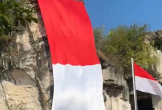 Pengibaran Bendera Merah Putih Raksasa di Bukit Sekapuk Gresik, Angin Kencang Picu Adrenalin