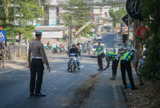 Satlantas Polres Jember Gervep Amankan Tumpahan Oli di Simpang Empat Mastrip, Siaga Lindungi Pengendara