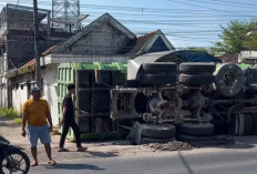 Truk Muat Batu Urukan Terguling, Robohkan Pagar Rumah di Sidayu Gresik