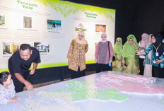 Kunjungi Gresik Universal Science, Gubernur Khofifah Terpukau Instalasi Damar Kurung