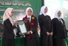 Dari Penjual Tahu Kocok hingga Anak Petani, Cerita Haru Mahasiswa KIP-K Dominasi IPK Tertinggi di UIJ