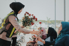 Peringati Hari Kartini, Srikandi Satlantas Polres Gresik Bagikan Mawar dan Helm untuk Pemohon SIM Perempuan