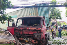 Akibat Sopir Ngantuk, Trailer di Surabaya Tabrak Pagar Rumah Sebabkan Macet di Banjarsugihan