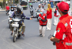 Flu A dan ISPA Mengganas di Jember, PMI Turun Jalan Bagikan Masker Gratis