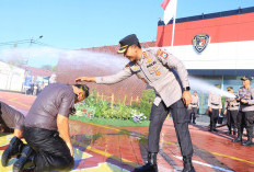 Sujud Syukur di Tengah Guyuran Air, 78 Personel Polres Ngawi Resmi Naik Pangkat