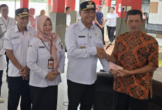 Bansos Rp 1,5 Juta Cair, Bupati Gatut Sunu: Gunakan untuk Kembangkan Usaha, Jangan Disalahgunakan