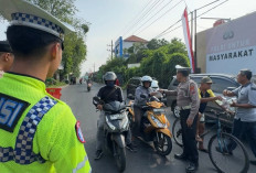Polsek Waru Gelar Jumat Berkah, Bagikan 150 Paket Makanan dan Minum Ke Pengguna Jalan