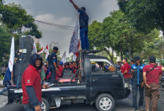 Akibat PHK, Buruh Plywood Gelar Aksi Demo di Kantor Pemkab Jombang