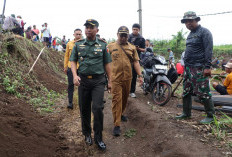 Pastikan Berjalan Baik, Dandim 0809/Kediri Tinjau Pembangunan Jembatan Gantung Garuda di Desa Keling