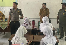 Polsek Sukomanunggal Edukasi Bahaya Gadget kepada Siswa SDN II Sonokwijenan