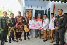 Bupati Mas Ipin Serahkan Bantuan Program Bedah Rumah, Warga Trenggalek Terharu