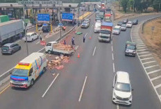 Kecelakaan di Tol Sidoarjo, Truk Saus Tomat Berbalik Arah, Minibus Tertimpa Tiang