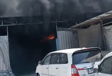 Kebakaran Bengkel di Siwalankerto, 5 Mobil Hangus, 1 Orang Terluka