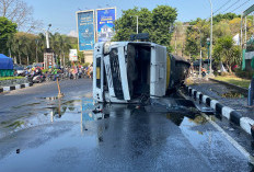  Truk Tangki Muatan Bahan Sabun Terguling dan Tumpah di Kebomas Gresik, Sejumlah Pengendara Tergelincir