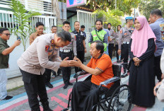 Jelang HUT Ke- 71 Lalu Lintas Bhayangkara, Kapolres Gresik Bantu Korban Kecelakaan