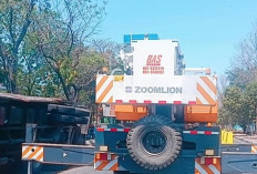 Evakuasi Truk Terguling di Jalur Pelabuhan Tanjung Perak Surabaya Pakai Crane Khusus