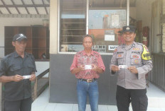 Tingkatkan Keamanan Perumahan dan Rumah Ibadah, Kapolsek Wiyung Pasang Stiker Imbauan Call Center 110