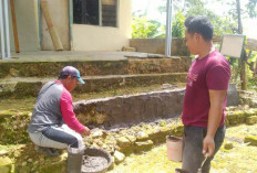 Satgas TMMD Kodim Sumenep dan Warga Plester Teras RTLH Milik Sanima di Desa Mandala