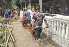 Satgas TMMD dan Warga Padatkan Pondasi MWK Masjid di Mandala 