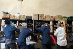 Tak Ada Celah Bagi Pelanggaran, Kalapas Jember Pimpin Langsung Razia Senyap di Kamar Hunian