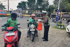 Polantas Menyapa, Satlantas Polres Bangkalan Tebar Takjil dan Edukasi Tertib Lalu Lintas di Pangkalan Ojol