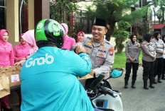 Ramadan Bertabur Berkah, Polres Bangkalan dan Bhayangkari Bagi-bagi Takjil ke Masyarakat