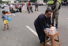 Lapak Penukaran Uang Baru di Jalan Pahlawan Surabaya Ditertibkan Satpol PP