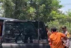 MPV Grand Max Nyelonong Naik Trotoar, Sopir Lansia Ditemukan Meninggal