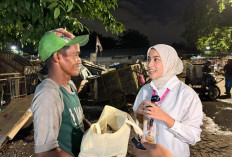 Sapa Pejuang Nafkah Dini Hari, Ning Ais DPRD Surabaya Bagikan Sembako dan Menu Sahur