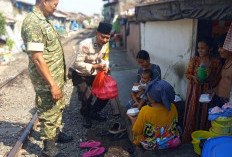 Sinergi TNI-Polri, Bhabinkamtibmas dan Babinsa Bubutan Bagikan Makanan Serta Sampaikan Imbauan Kamtibmas