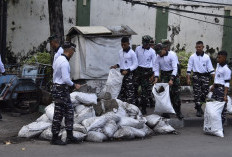 Semarak Hardikal Ke-80, TNI AL dan Warga Surabaya Bersihkan Kota