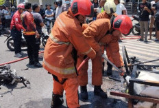 Adu Banteng di Jalan Rajawali Surabaya, Pemotor Tewas Usai Tabrak Rombong Hingga Terbakar