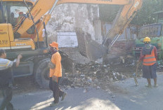 Truk Mangkrak di Kalimas Barat Surabaya Dieksekusi, Ternyata Barang Bukti Polres Perak