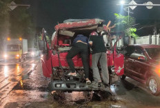 Truk Tangki Ringsek Usai Tabrak Truk Muat Pasir di Jalan Ahmad Yani Surabaya