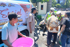 Peringati HUT Bhayangkara ke-80, Satlantas Polres Pelabuhan Tanjung Perak Salurkan Air Bersih ke Masyarakat