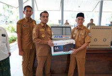 Permudah Layanan hingga Pelosok, Bupati Bangkalan Serahkan Mesin ATM Samsat QRIS ke Kecamatan Geger dan Konang