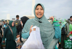 Unboxing Sembako Pasar Murah Monas, Ibu Asal Pondok Labu Pamerkan Paket Melimpah hingga Baju Gamis Gratis